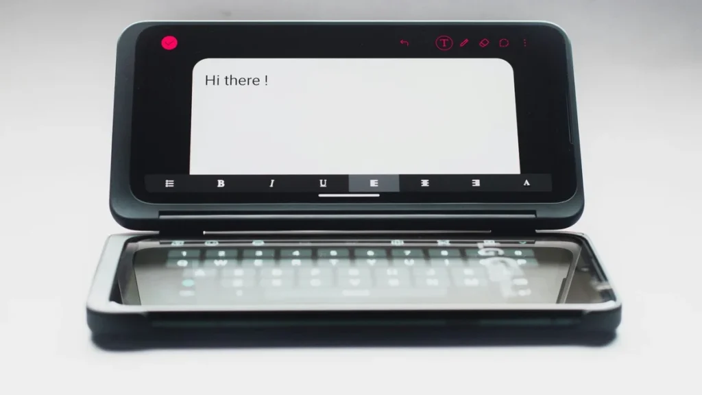 Nejdivnější mobily 2026: Čtverec jako kreditka, E-Ink klávesnice a trojitá skládačka od Samsungu