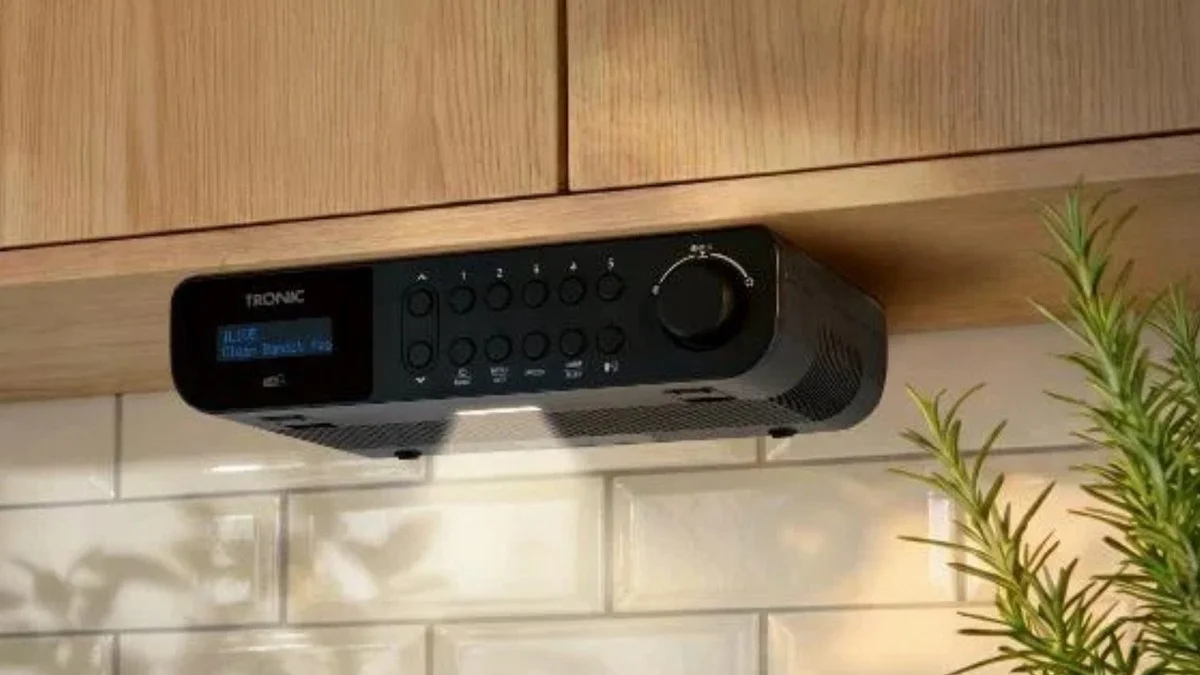 Lidl TRONIC TKR 3W D7: Kuchyňské rádio za 750 Kč, které zmizí pod skříňkou a ocení ho každý senior